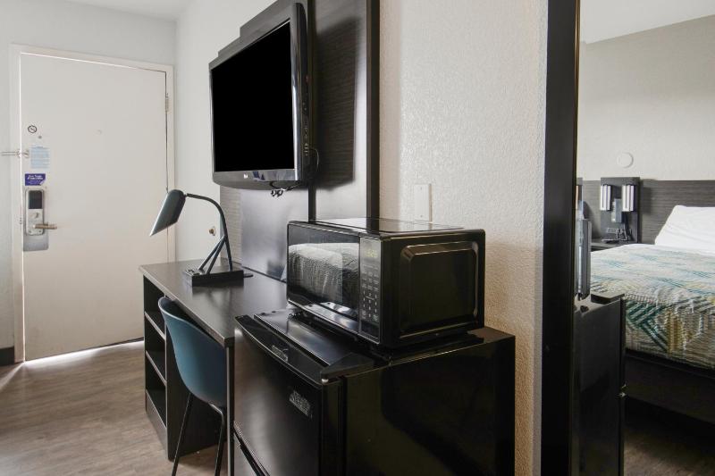 Quadruple Room image 2