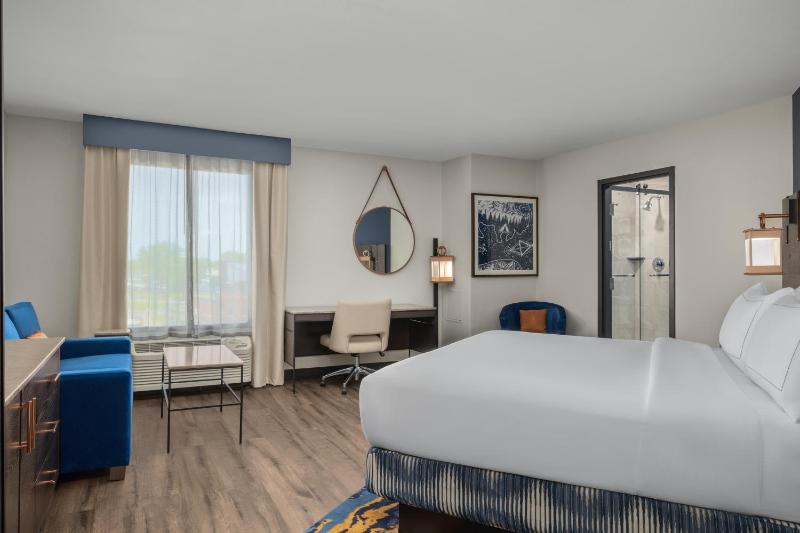 King Room with Bath Tub - Mobility and Hearing Access/Non-Smoking image 4