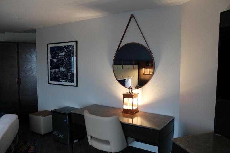 King Room with Bath Tub - Mobility and Hearing Access/Non-Smoking image 3