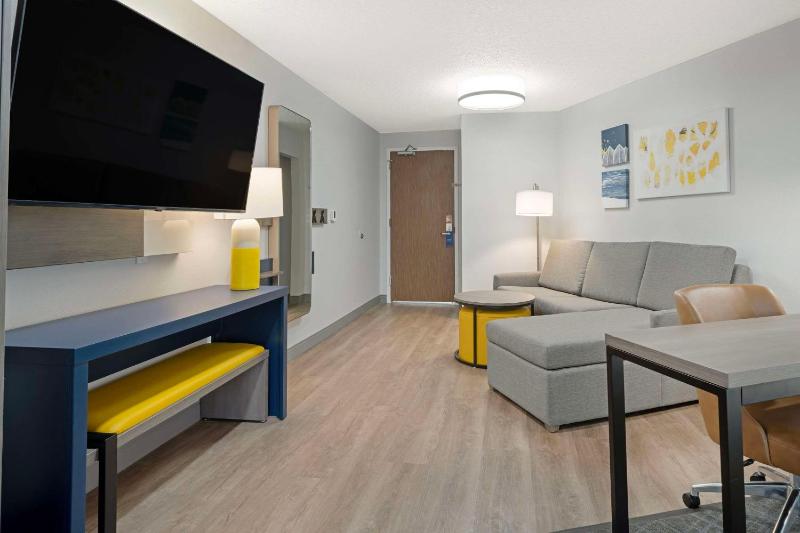 King Room with Sofa Bed and River View image 4