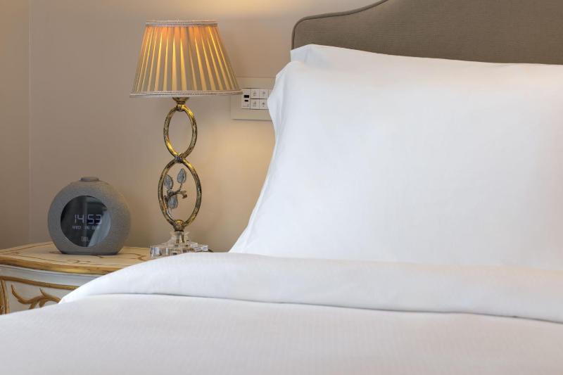 Deluxe, Guest room, 1 King, City view image 4