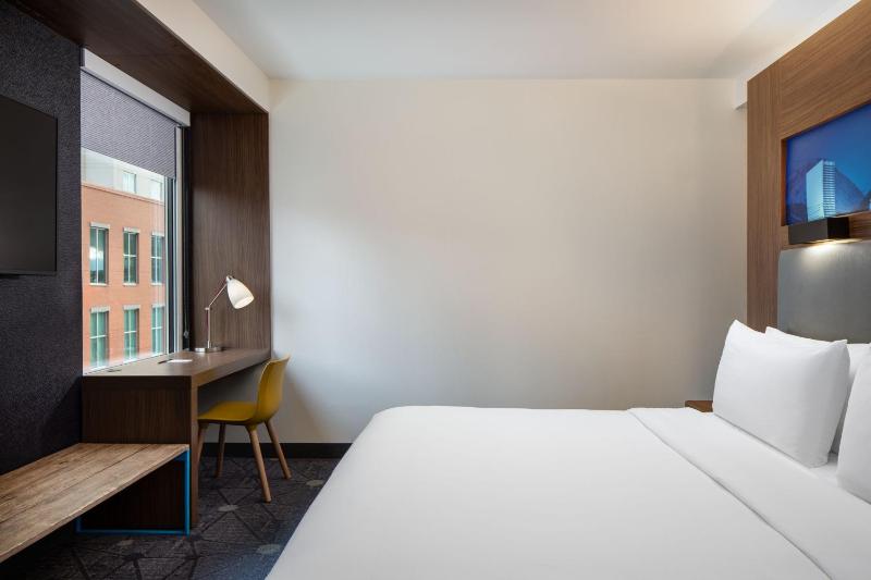 Guest Room, 1 King image 4