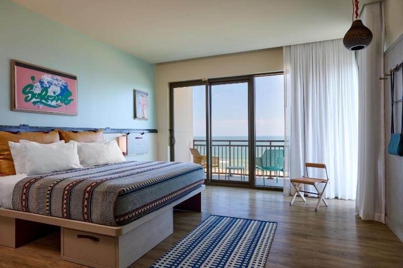 Moxy XL King Room with Balcony - Oceanfront image 4