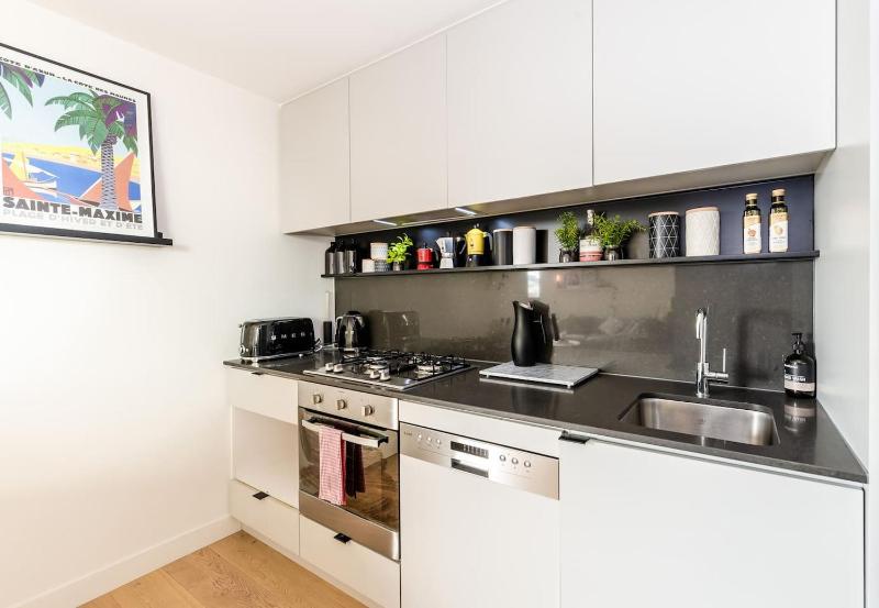 Coveted Collingwood - Balcony Hideaway with Views - image 9