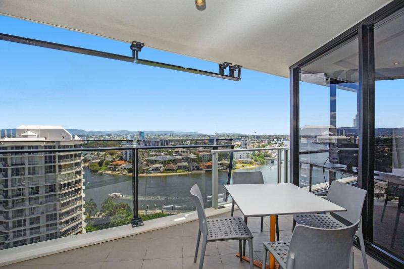 Central and Scenic Riverside Retreat at Surfers - image 1