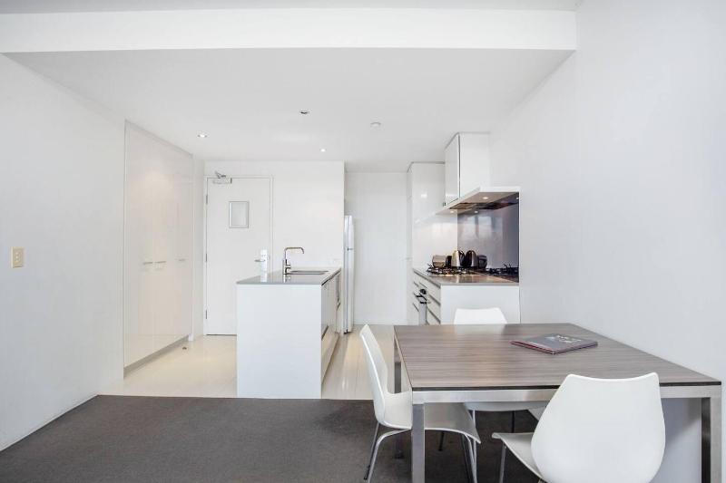 Central and Scenic Riverside Retreat at Surfers - image 9