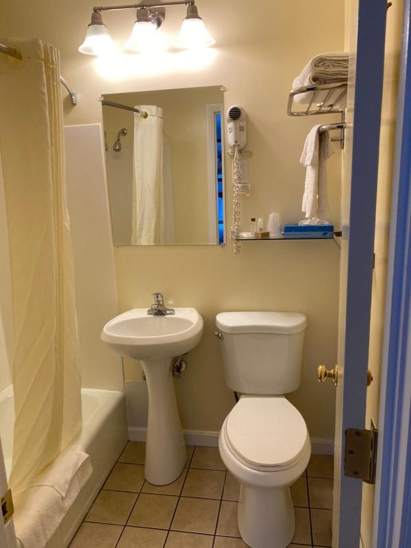 Queen Room - Non-Smoking image 1