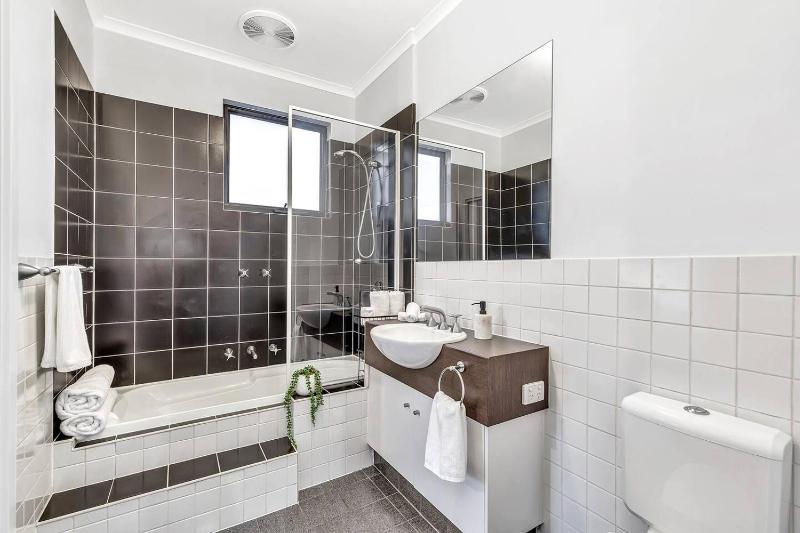 Stellar - Spacious Rooftop Dreamscape in Adelaide - image 13