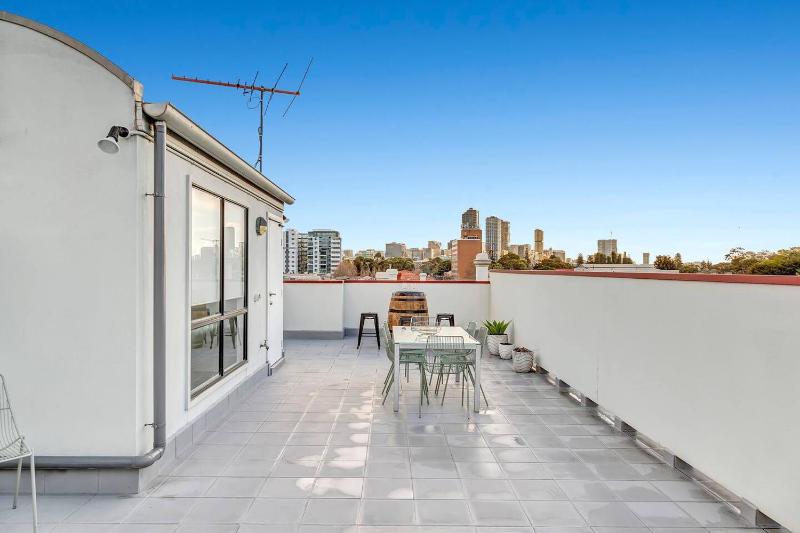 Stellar - Spacious Rooftop Dreamscape in Adelaide - image 10