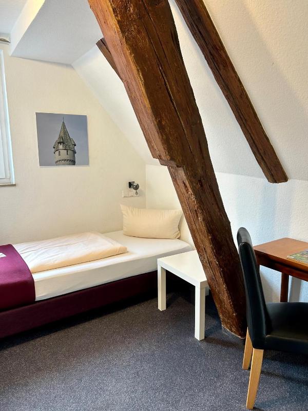 BASIC Single Room with shared WC on the floor image 4