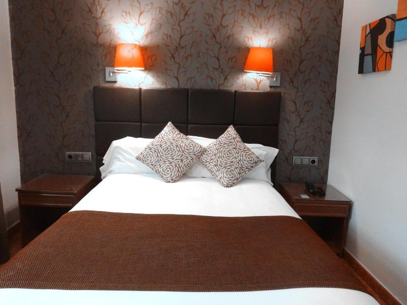 Double or Twin Room with La Rambla Views image 4