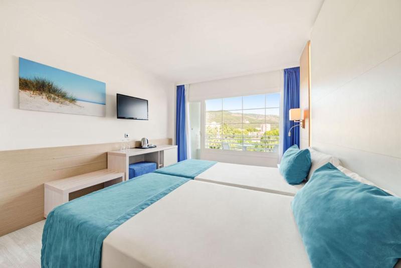 Double Room with Balcony image 4