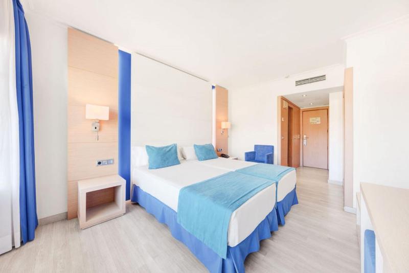 Double Room with Balcony image 1