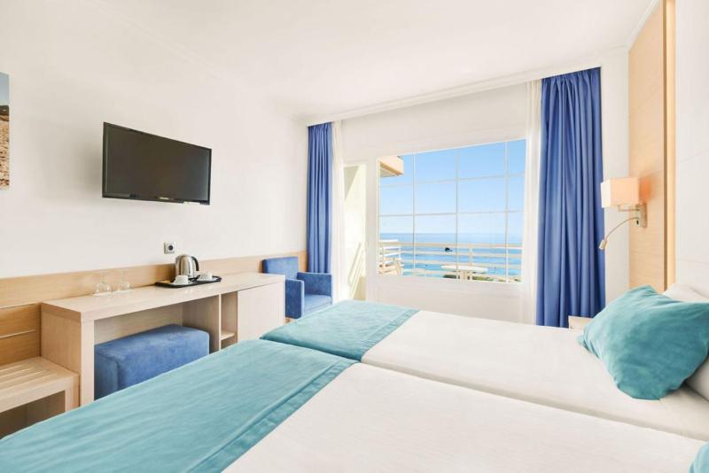 Double Room with Sea View image 2