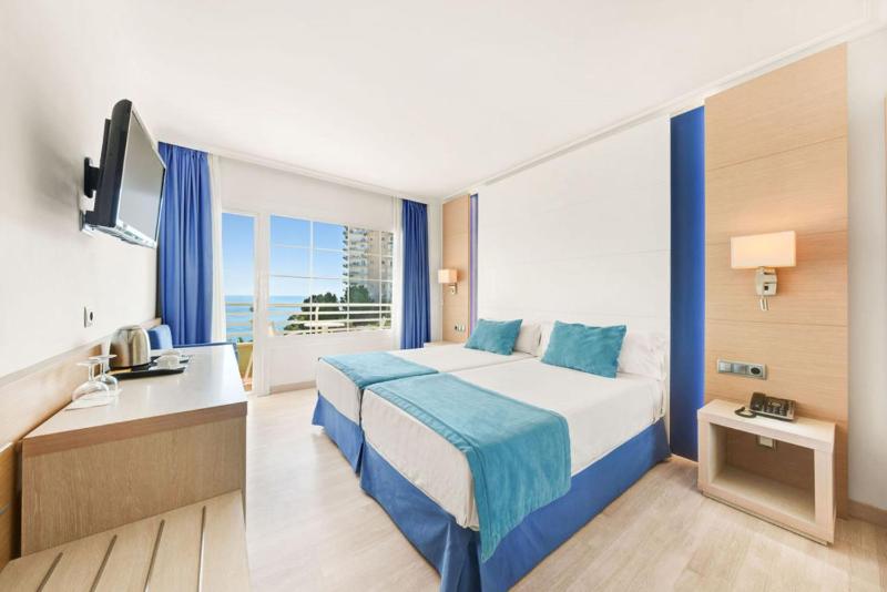 Double Room with Sea View image 4