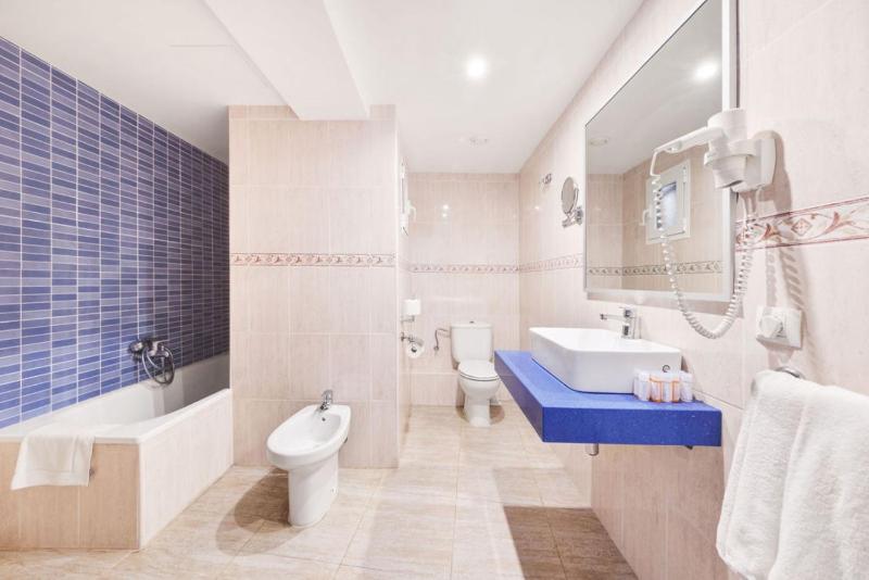 Quadruple Room with Balcony image 4