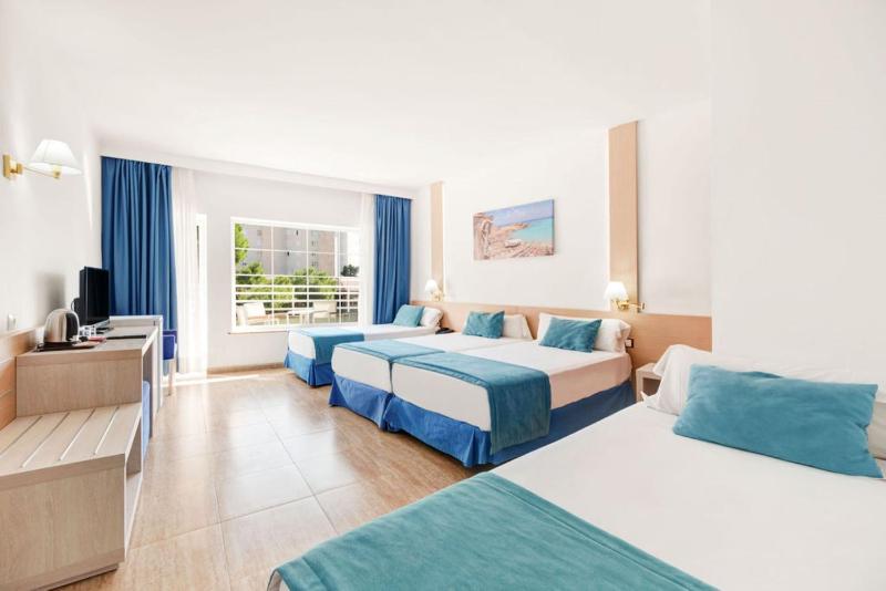 Quadruple Room with Balcony image 1