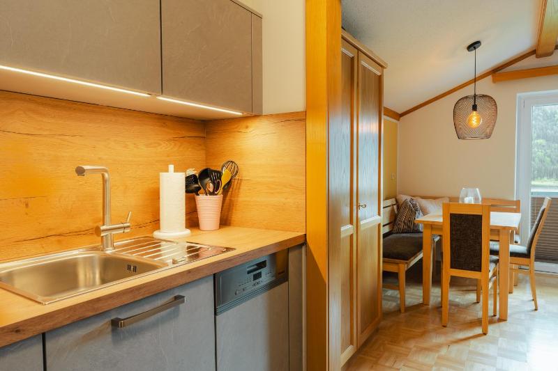 Apartment (2 Adults + 1 Child) with Lake View image 4