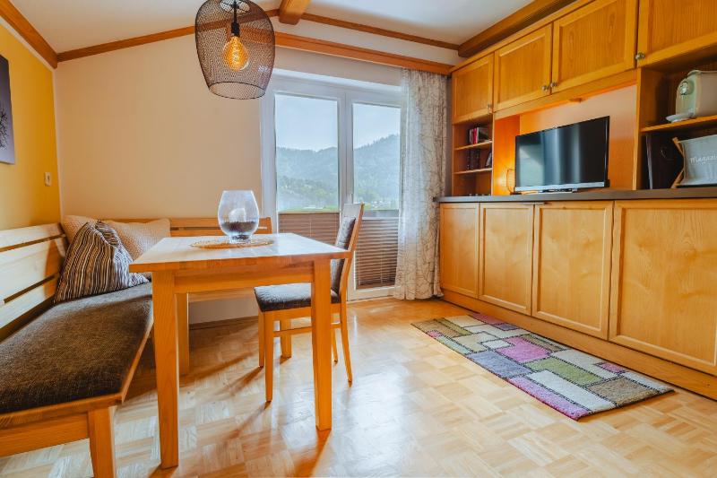Apartment (2 Adults + 1 Child) with Lake View image 3
