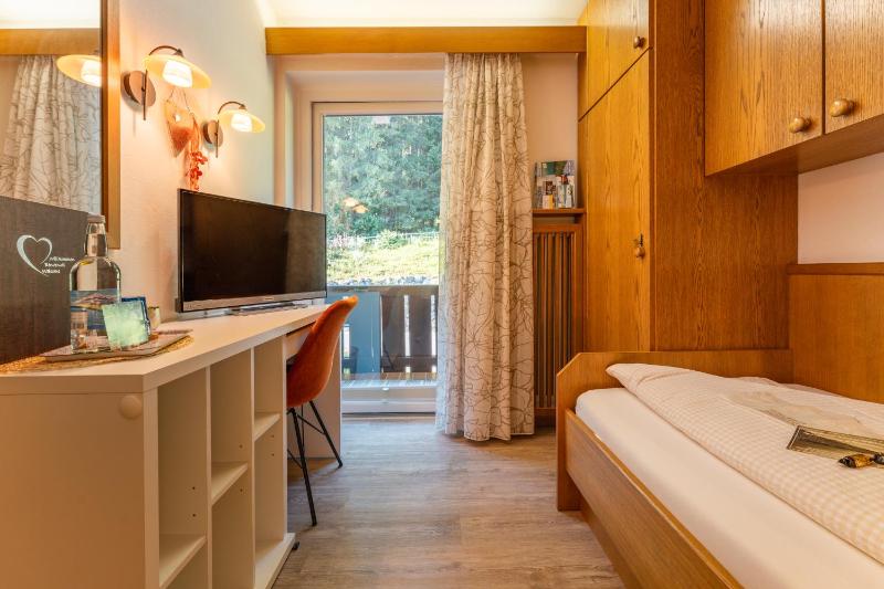 Single Room with Balcony and Mountain View image 4