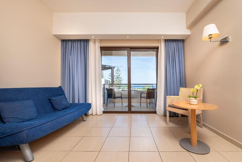 Family Room with Sea View image 3