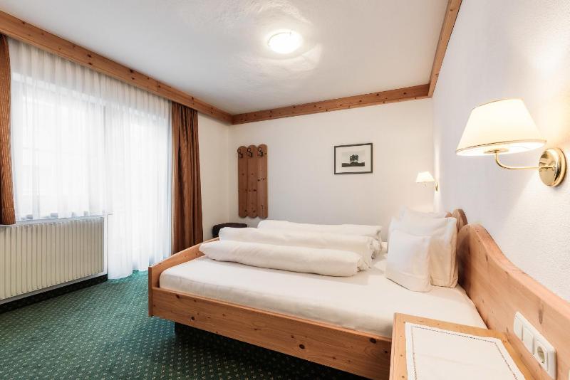 Double Room with Balcony image 2