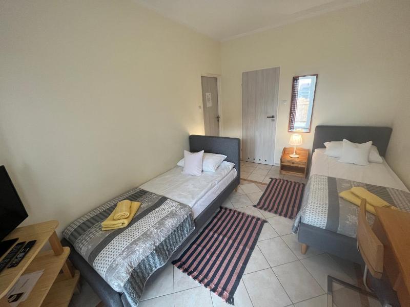 Twin Room with Balcony image 4