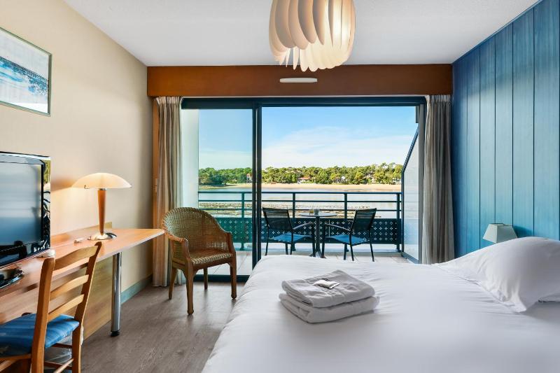 Double Room with Lake View image 1