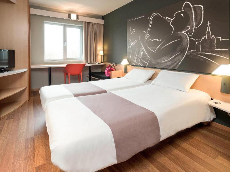 Twin Room with River View image 1
