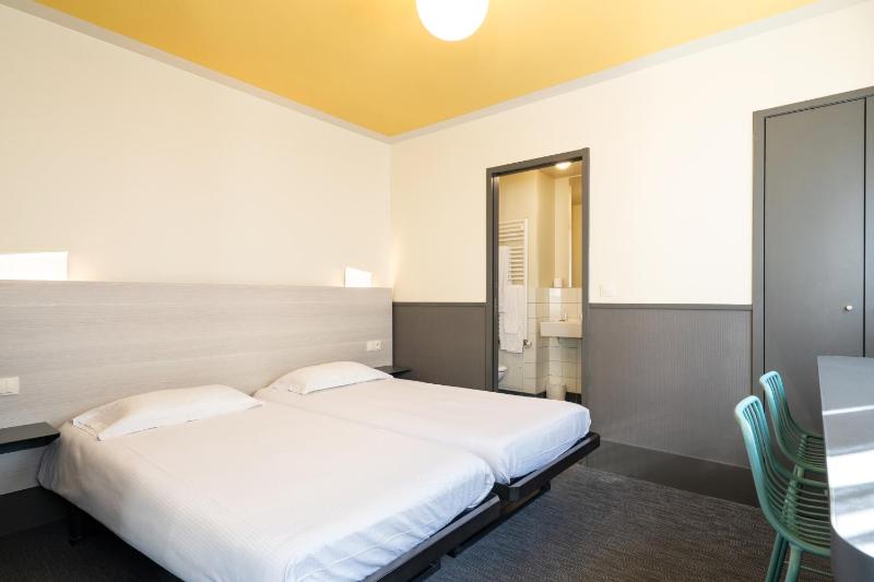 Superior Twin Room image 4