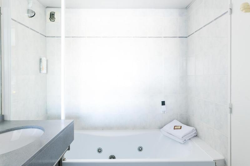 Double Room with Lake View image 4