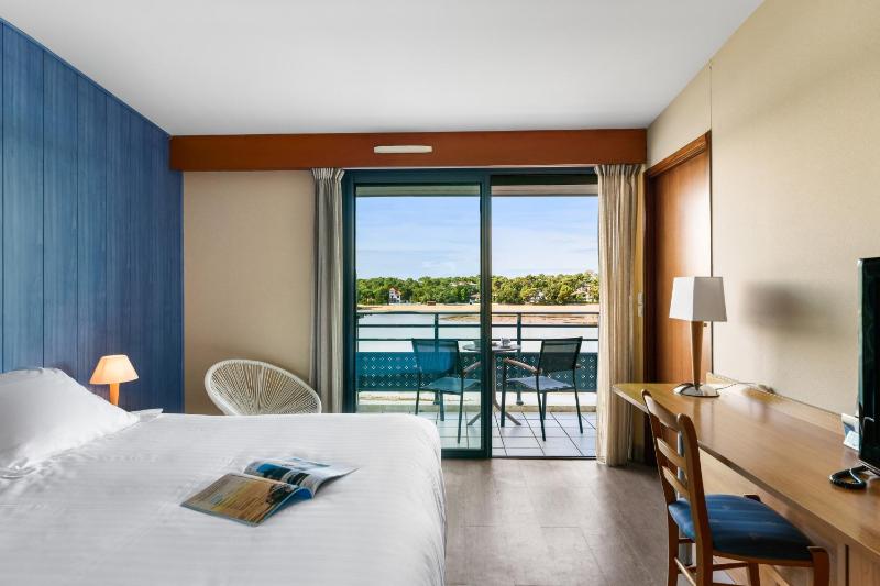 Comfort Quadruple Room with Lake View image 1