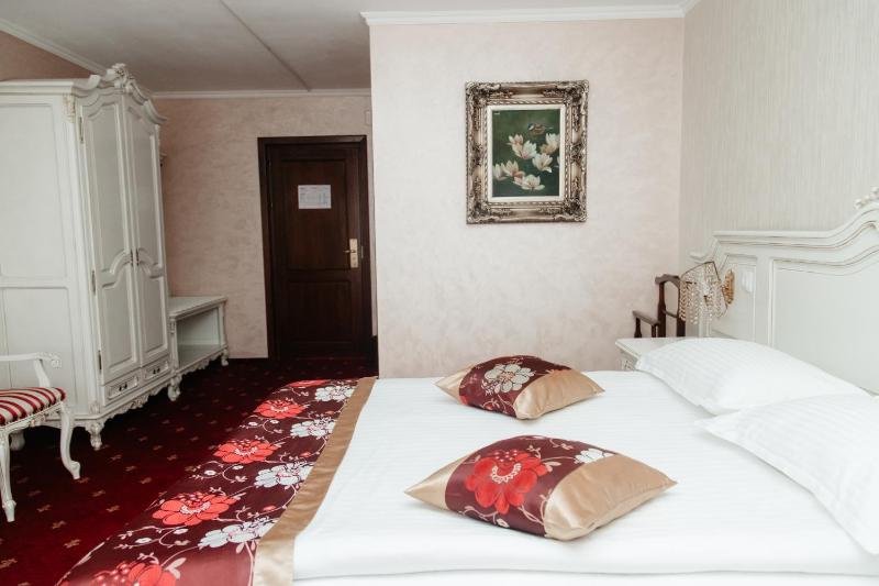 Double or Twin Room image 4