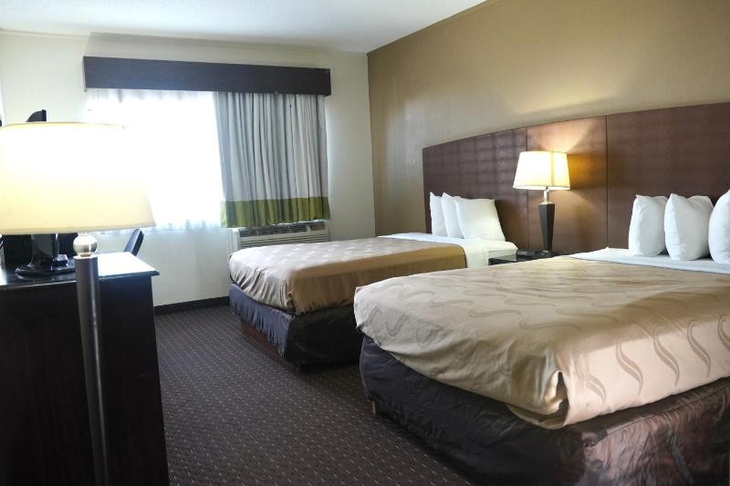 Queen Room with Two Queen Beds - Disability Access image 4