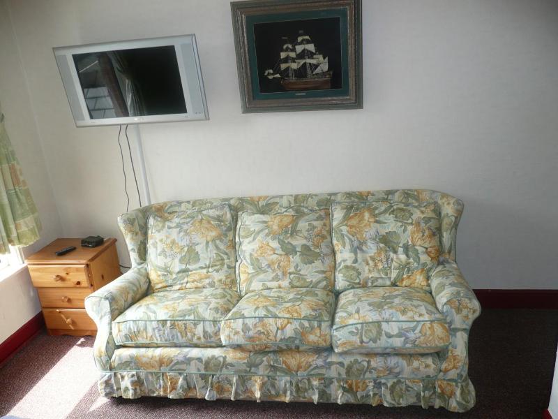 Economy Double Room image 3