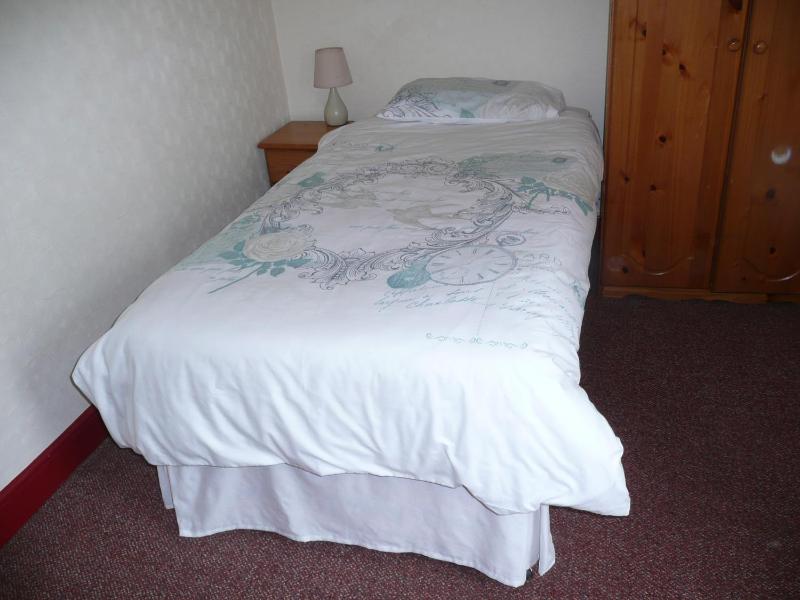 Single Room with Shower image 2