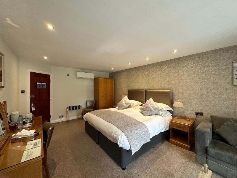 Superior King Room with Conservatory and Garden Access image 3