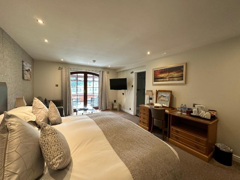 Superior King Room with Conservatory and Garden Access image 4
