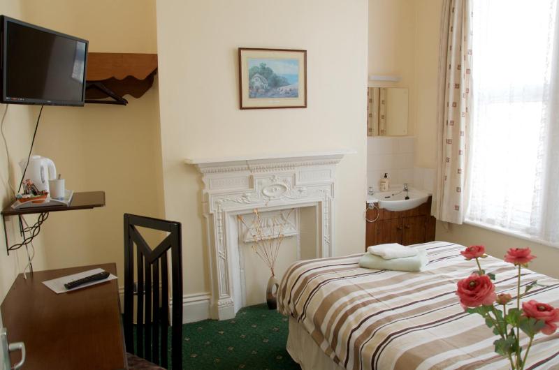 Comfort Single Room with Shared Bathroom image 3