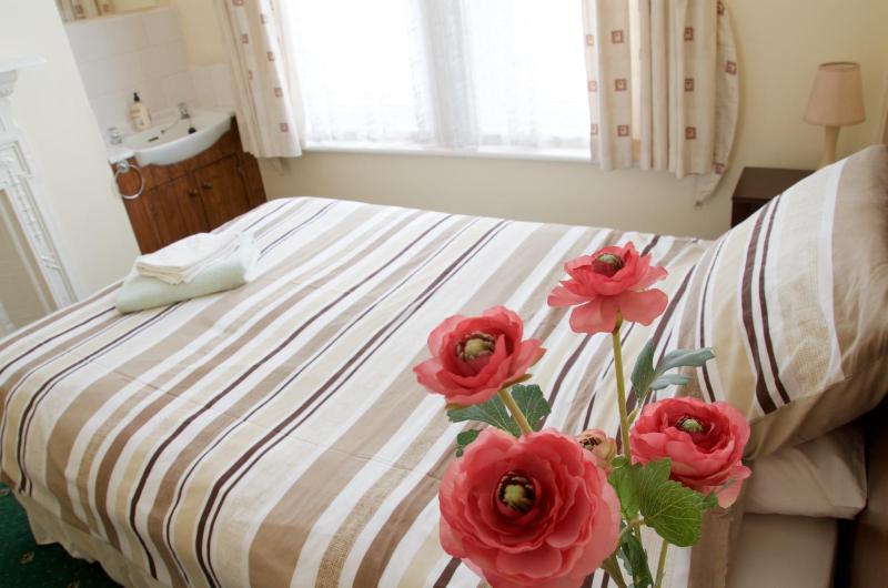 Comfort Single Room with Shared Bathroom image 4