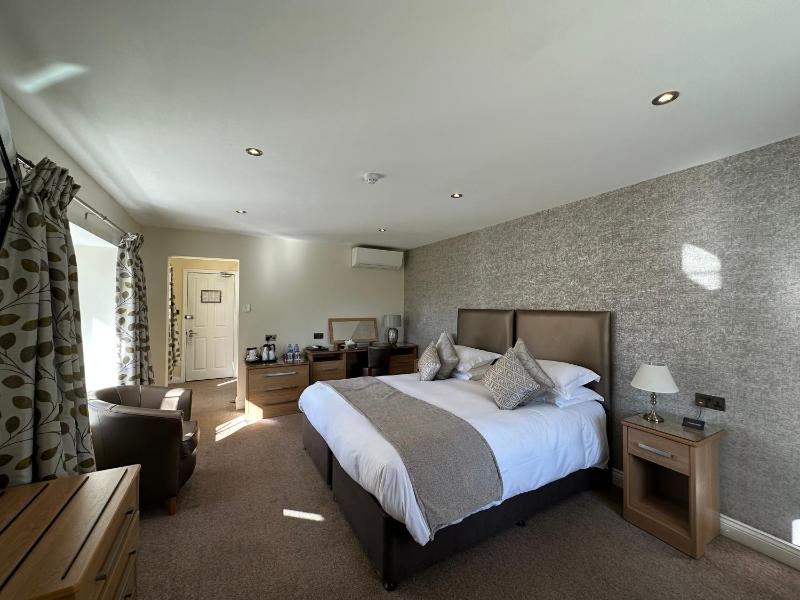 Superior King Room with Garden View image 3