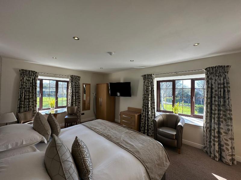 Superior King Room with Garden View image 4