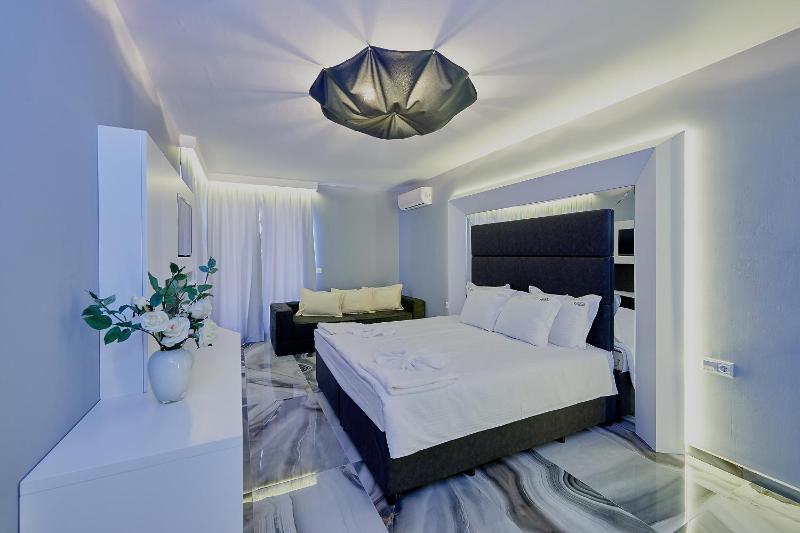 Junior Suite with Balcony (2 Adults + 1 Child) image 1