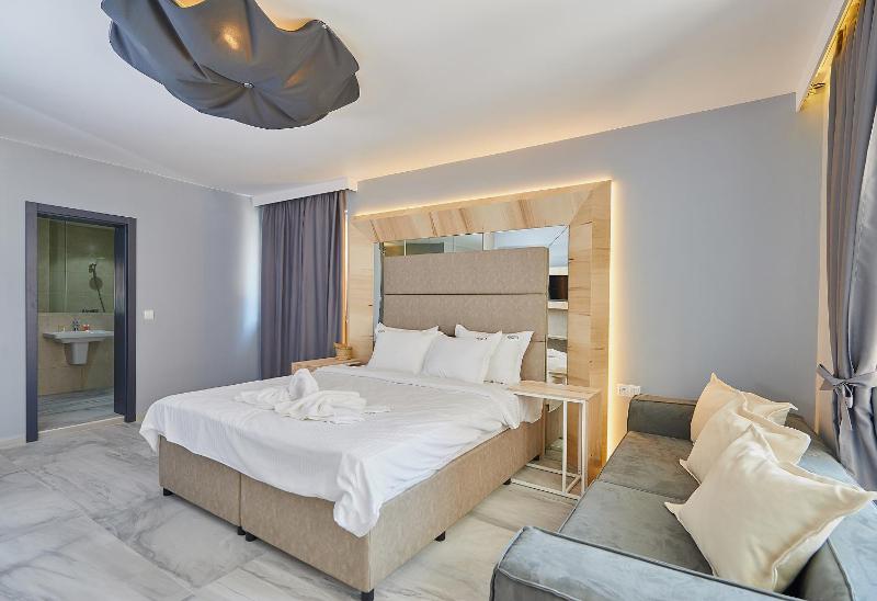 Junior Suite with Balcony (2 Adults + 1 Child) image 3