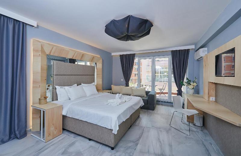 Junior Suite with Balcony (2 Adults + 1 Child) image 4