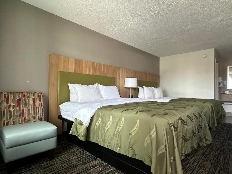 Queen Room with Two Queen Beds - Non-Smoking image 4