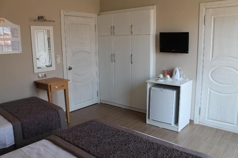 Standard Triple Room image 3