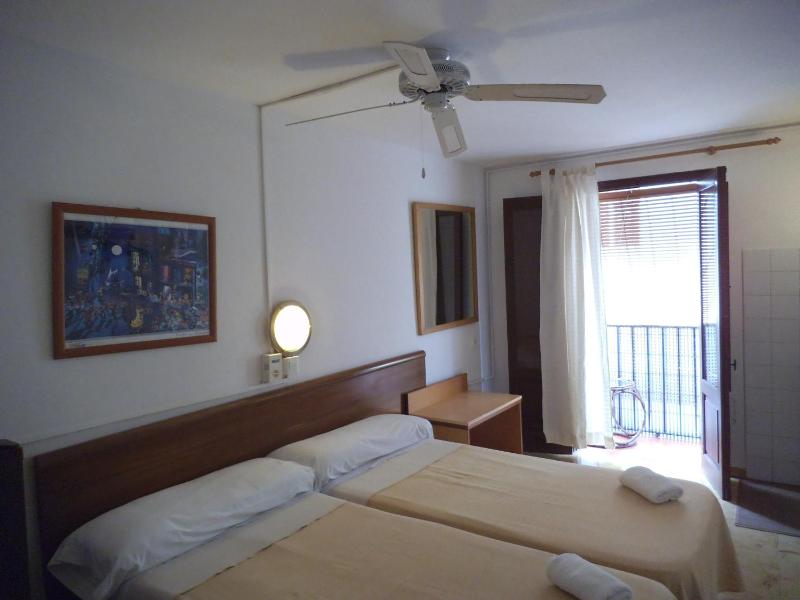 Twin Room with Shared Bathroom image 3