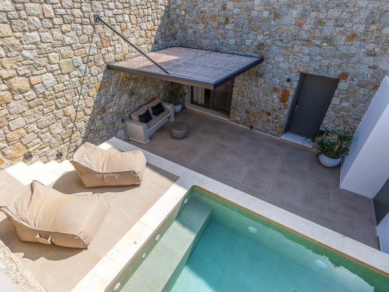 Superior Suite - Plunge Pool on Backyard image 4