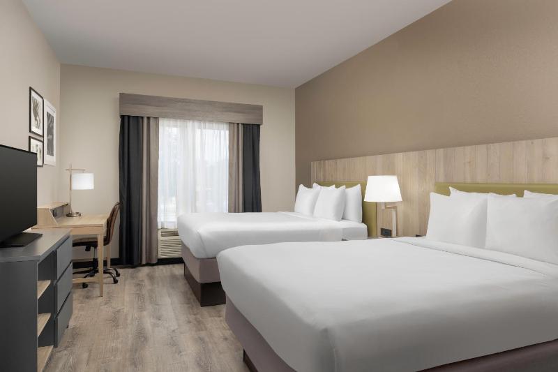 Queen Room with Two Queen Beds - Non-Smoking image 3